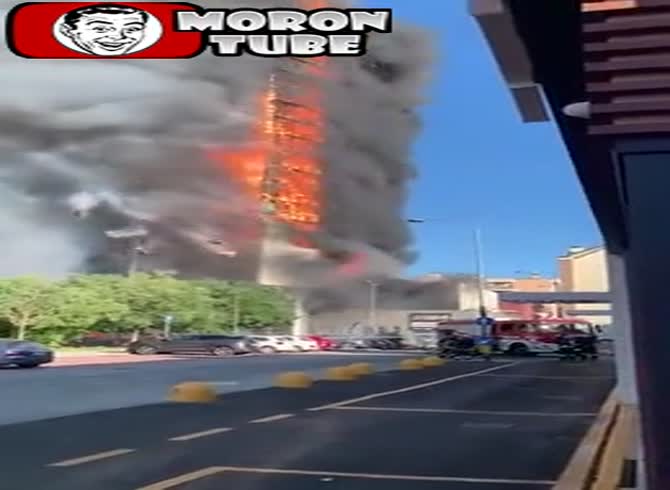 Video :In Italy, a 20-story structure caught fire